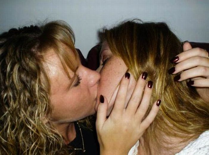 Voyeur lesbian girls kissing gween black free porn photos