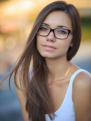brunette teen actress
