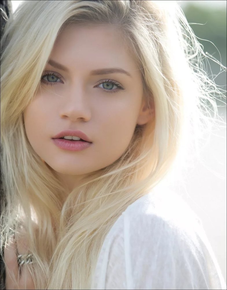 Photo Beautiful blonde girl with green eyes" - карточка поль